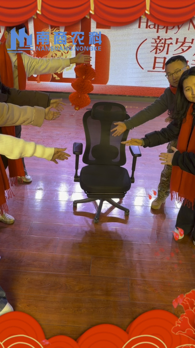 🎇 元旦快乐，温暖相伴 🎇时光匆匆，感恩 2025 年每一份支持与陪伴！从猪场到工厂，南商农科的成长，离不开每一位合作伙伴与家人的信赖！2026 年，我们将继续以贴心服务和硬核设备，陪您一路前行，养殖